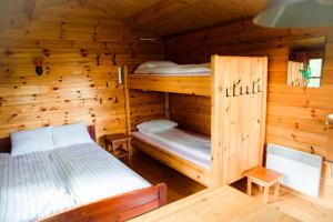 Myza IgasteChalet的小木屋内一间卧室配有两张双层床