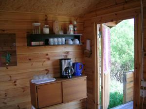 Myza IgasteChalet的小木屋配有带玻璃杯的柜台