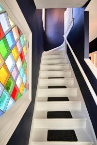 哈德逊Nautical Nest Hudson的楼梯,有彩色玻璃窗
