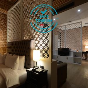 伊斯坦布尔伊斯坦布尔奥斯曼雷吉酒店（特殊类别）的一间卧室配有一张床和一个吊灯