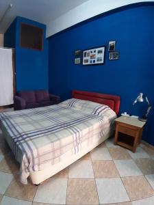 XylophaghouStudio BLU的一间卧室设有一张床和蓝色的墙壁