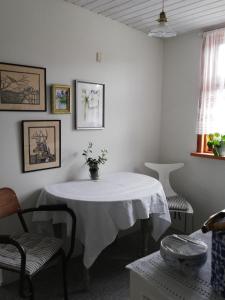 斯文堡Tankefuld Living's Horsefarm的白色的房间,桌子上有一个花瓶