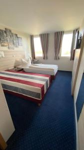 盖瑟克44号汽车旅馆的酒店客房,设有两张床,铺有蓝色地毯。