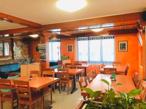 卢塞恩贝尔帕克旅舍的餐厅设有木桌、椅子和窗户。