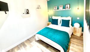 利雪EL COCOONING - Apt entier WiFi Centre-Ville Proche Basilique的一间卧室配有一张蓝色墙床
