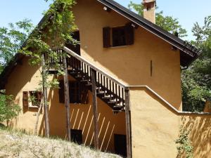 萨塞洛Rifugio Casa Ressia的房屋的一侧设有楼梯