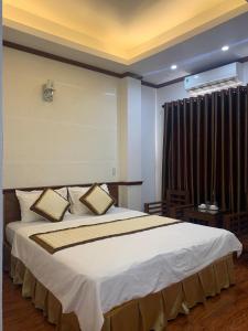 Thái BìnhHưng Thành Riverside Hotel的一间卧室设有一张大床和一个窗户。