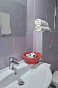巴利恩Bali Mare Village的浴室设有盥洗盆的洗浴用品篮