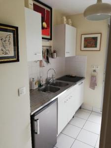 南特T2 avec box proche Graslin的厨房配有白色橱柜和水槽