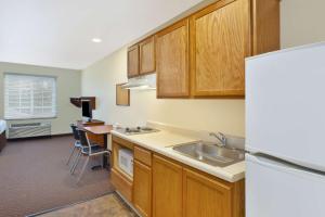 WoodSpring Suites St Louis St Charles的厨房或小厨房