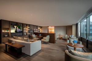 杭州Somerset IOC Hangzhou的客厅配有沙发和桌子