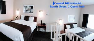 安蒂戈尼什安提格尼斯海岸酒店的酒店客房带两张床和楼梯