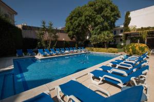 阿尔塔夫拉约拉酒店的一个带蓝色和白色躺椅的游泳池