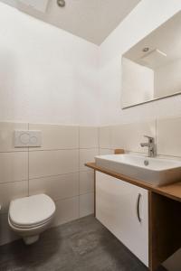 索尔登Apart Life的白色的浴室设有卫生间和水槽。