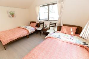 东京足跡 ASHIATO的一间卧室设有两张床和窗户。