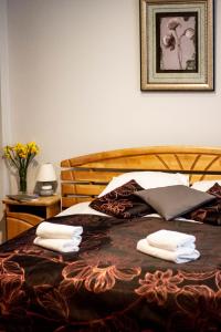 尤尔马拉日落酒店的床上有两条毛巾