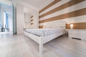 拉瓦尼亚Gli appartamenti della Fra的一间卧室配有一张床和条纹墙