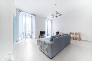 拉瓦尼亚Gli appartamenti della Fra的白色的客厅配有沙发和桌子