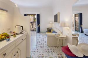 米诺利Antica Rheginna Luxury Room的厨房以及带桌子和沙发的客厅。