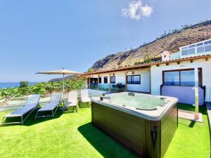 拉奥罗塔瓦Papaya Paradise的房屋草坪上的热水浴池