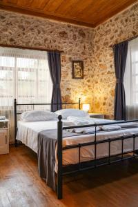 安塔利亚La Casa Carina Butik Otel的一间卧室设有一张床和石墙