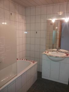 蒙德塞Dirnbergerhof的带浴缸和盥洗盆的浴室