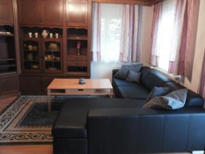 蒙德塞Dirnbergerhof的客厅配有沙发和桌子