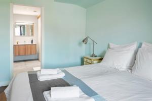 里斯本Rossio Hostel的卧室配有白色床和毛巾