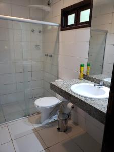 马塞约Bangalô Villas do Pratagy com jacuzzi的一间带卫生间和水槽的浴室