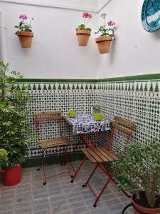 普里埃格·德·科尔多巴Casa de La Costurera的天井配有桌椅和盆栽植物