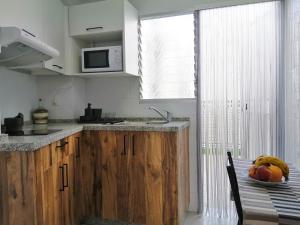 普里埃格·德·科尔多巴Casa de La Costurera的厨房配有桌子和柜台上的南瓜