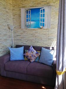 丰沙尔Apartments Vista Oceano的客厅配有带枕头的沙发。
