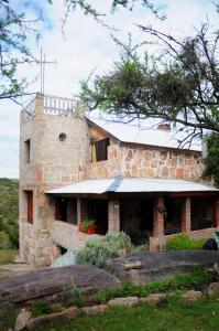 米娜克拉韦罗LA TOMA Complejo de Montaña - Cabañas y Habitaciones en Hosteria的石头房子,石头的山洞