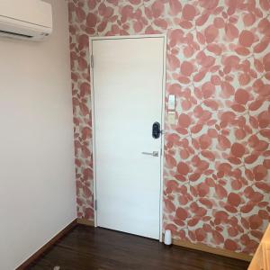 佐渡市Guesthouse Zink的花纹墙的房间里的门