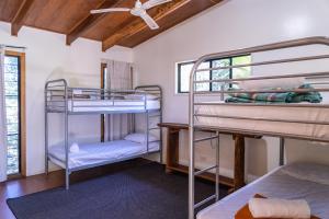 1770 Southern Cross Travellers Retreat客房内的一张或多张双层床