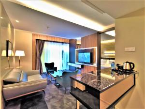 新山Prestigo Hotel - Johor Bharu的客厅配有沙发和桌子