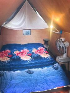 南奔看潮豪华帐篷的帐篷里一张玫瑰床
