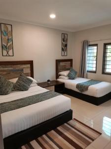 珍南海滩The Temak Villa的酒店客房带两张床和两个窗户