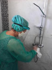 罗德镇AS SUITES ROOM 14的洗涤器中的女人正在修理淋浴