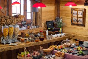 莱德萨阿尔卑斯Hotel Cote Brune的在小木屋享用自助餐,并展示食物