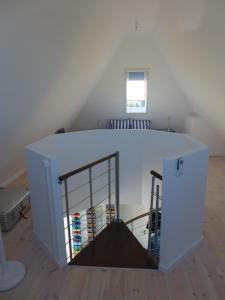 巴特Speicher Residenz Barth E7 App 1的一间设有书架的白色桌子的房间