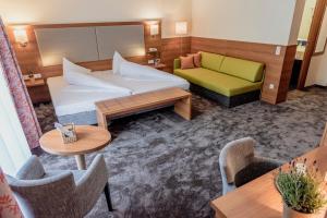 巴德哥依斯恩乌尔福赫格伊斯尔姆勒酒店的酒店客房设有床、沙发和桌子。