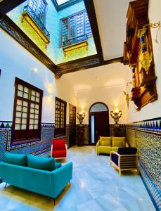 塞维利亚Apartamentos "El Escondite de Triana"的客厅配有色彩缤纷的家具和天花板