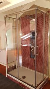 克罗托内Estes的红色瓷砖的玻璃淋浴间