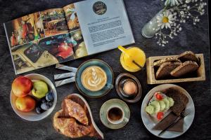 马莱斯韦诺斯塔沃特尔斯酒店的一张带早餐盘的桌子和一本书