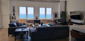 阿利坎特Ático Loft en frente al mar terraza vista espectacular的客厅配有两张沙发和一张桌子
