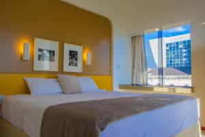 特雷西纳Rede Andrade Luxor的一间卧室设有一张大床和窗户