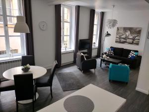 梅斯Le FOURNIRUE T2的客厅配有沙发和桌子