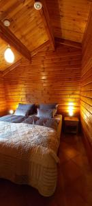巴特阿罗尔森Blockhaus am Twistesee mit 3 Schlafzimmern的木制客房内的一间卧室,配有一张床