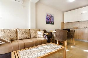 贝西奇Mandarin Apartments的客厅配有沙发和桌子